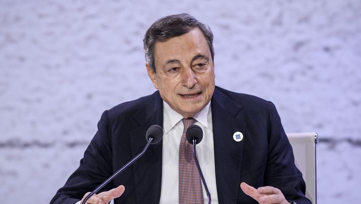 ROME, ITALY - OCTOBER 31: Italian Prime Minister Mario Draghi attends the Italian presidency press conference on the second day of the Rome G20 Summit, on October 31, 2021 in Rome, Italy. The G20 (or Group of Twenty) is an intergovernmental forum comprising 19 countries plus the European Union. It was founded in 1999 in response to several world economic crises. Italy currently holds the Presidency of the G20 and this year's summit will focus on three broad, interconnected pillars of action: People, Planet, Prosperity. (Photo by Antonio Masiello/Getty Images) Extra Lazio: Clamoroso! Il Premier Draghi vuol fermare il campionato - immagine 1