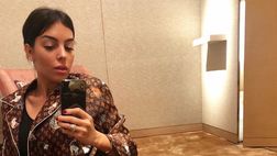 Georgina Rodriguez scatto sexy con il pigiama “esagerato” di Louis Vuitton