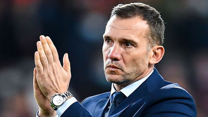 GENOA, ITALY - DECEMBER 1: Andriy Shevchenko head coach of Genoa (R) applauds the crowd after the Serie A match between Genoa CFC and AC Milan at Stadio Luigi Ferraris on December 1, 2021 in Genoa, Italy. (Photo by Getty Images) Shevchenko: “De Ketelaere, vedo le qualità ma deve sbloccarsi: arriverà” - immagine 1