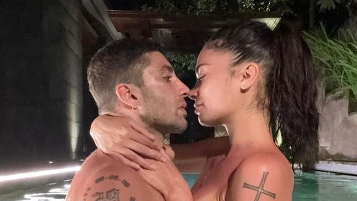 Iannone e Elodie festeggiano il loro amore con un bagno nudi in piscina - immagine 1