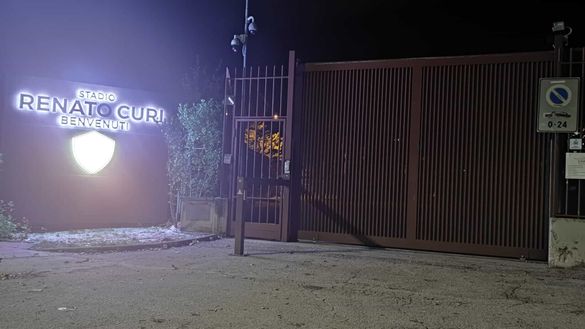 foto PerugiaToday.it Perugia, aspettano il pullman della squadra dopo il derby perso: il ds ci mette la faccia…- immagine 2