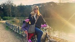 Elena Santarelli in bicicletta per Roma con la figlia: “Si respira aria di primavera”