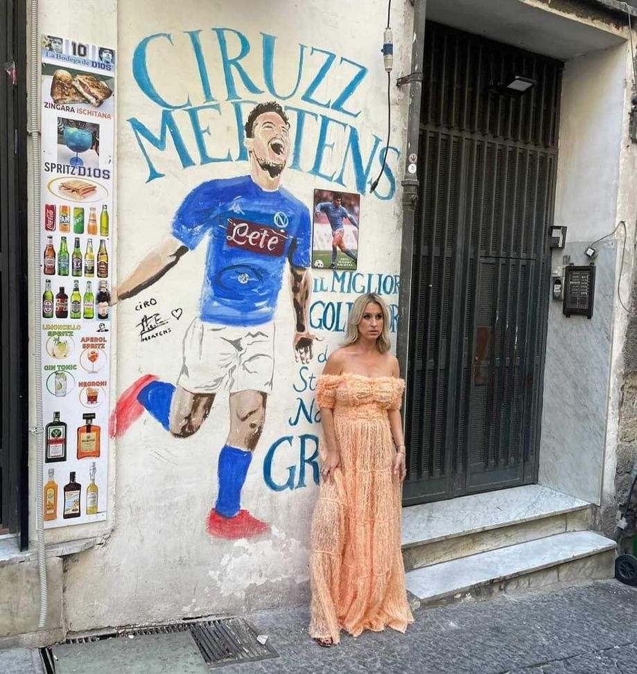 FOTO Lady Mertens, Largo Maradona ed il murales dedicato al marito- immagine 2