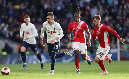 LONDON, ENGLAND - JANUARY 09: Giovani Lo Celso of Tottenham Hotspur breaks away from Greg Leigh and Alfie McCalmont of Morecambe during the Emirates FA Cup Third Round match between Tottenham Hotspur and Morecambe at Tottenham Hotspur Stadium on January 09, 2022 in London, England. (Photo by Julian Finney/Getty Images) Lo Celso e il bluff di Pradè: la partita a poker con il Tottenham continua- immagine 2