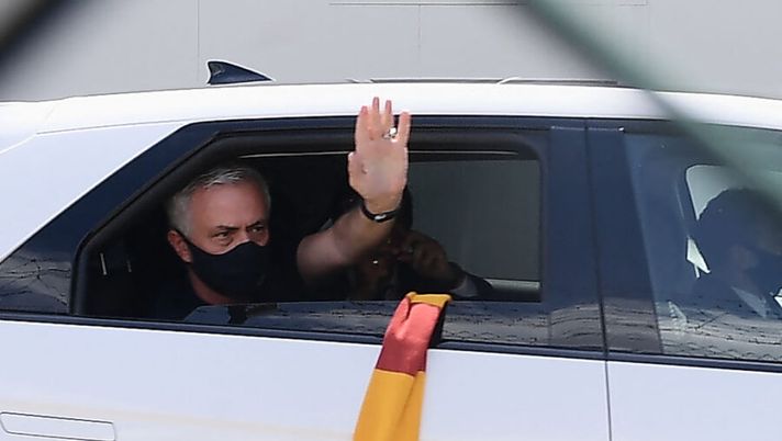 Portuguese football coach Jose Mourinho waves from a car upon his arrival at Rome's Ciampino airport on July 2, 2021. - Jose Mourinho's era as Roma coach is set to begin with the Portuguese due to touch down in the Italian capital on July 2, 2021. The 58-year-old returns to Italy, where he left as a hero back in 2010 after leading Inter Milan to the treble -- Champions League, Serie A and Coppa Italia. Mourinho had only been out of work for 15 days after leaving Tottenham two months ago before his return to Serie A was announced on a three-year deal. (Photo by Filippo MONTEFORTE / AFP) (Photo by FILIPPO MONTEFORTE/AFP via Getty Images) Mourinho, richiesta a Pinto in conferenza: “Scusi direttore, mi serve un terzino” - immagine 1
