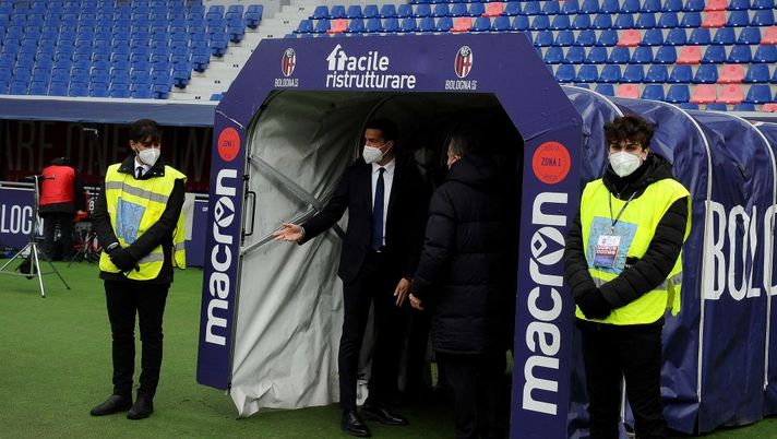BOLOGNA, ITALY - JANUARY 06: The referee waits for the players of Internazionale to leave the field at the end of the warm before the beginning of the Serie A match between Bologna FC and FC Internazionale at the Stadio Dall'Ara on January 06, 2022 in Bologna, Italy. The match will not take place after eight players of Bologna FC tested positive for Covid. (Photo by Mario Carlini / Iguana Press/Getty Images) Bologna-Inter, la decisione del Giudice Sportivo: niente ko a tavolino e la partita si rigioca - immagine 1