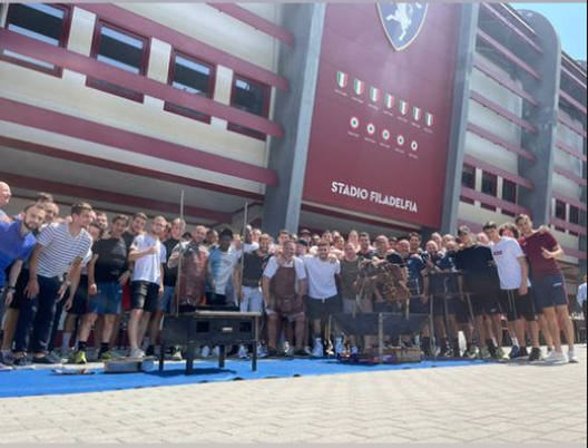 Torino, relax dopo l’allenamento: squadra e staff si concedono una grigliata Torino, relax dopo l’allenamento: squadra e staff si concedono una grigliata - immagine 1
