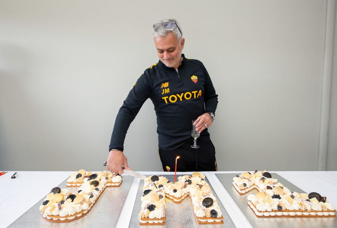 La torta e il video dei dipendenti: i 60 anni di Mourinho a Trigoria – FOTO GALLERY - immagine 4