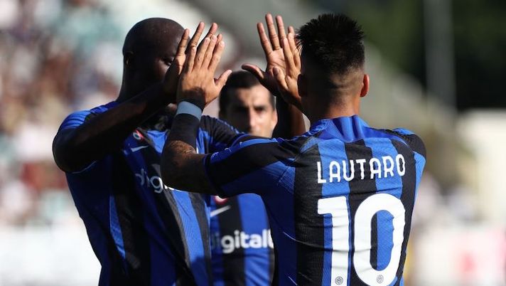 LUGANO, SWITZERLAND - JULY 12: Lautaro Martinez of FC Internazionale celebrates his goal with his team-mate Romelu Lukaku during Pre-season Friendly between FC Lugano v FC Internazionale at Cornaredo Stadium on July 12, 2022 in Lugano, Switzerland. (Photo by Marco Luzzani/Getty Images) Inter, 11 gol al Sant’Angelo Lodigiano: ecco tutti i marcatori oltre alla Lu-La - immagine 1