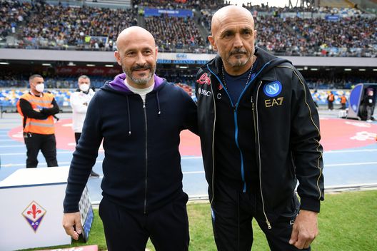 NAPLES, ITALY - APRIL 10: Vincenzo Italiano, Head Coach of Fiorentina and Luciano Spalletti, Head Coach of SSC Napoli pose for a photograph during the Serie A match between SSC Napoli and ACF Fiorentina at Stadio Diego Armando Maradona on April 10, 2022 in Naples, Italy. (Photo by Francesco Pecoraro/Getty Images) De Laurentiis e la telefonata a Spalletti: clima sereno- immagine 2