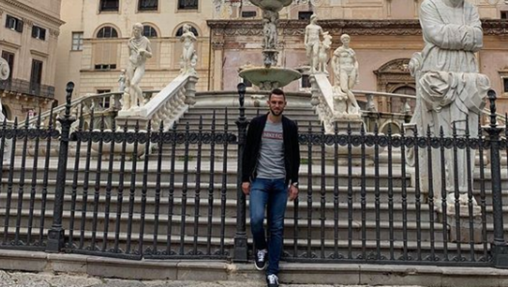 Inter, De Vrij in vacanza a Palermo: accordo via social con due tifosi e promessa mantenuta 