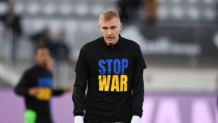 LA SPEZIA, ITALY - FEBRUARY 27: Viktor Kovalenko of Spezia Calcio wear the shirt with the message" STOP WAR NOW "during the warm-up before the Serie A match between Spezia Calcio and AS Roma at Stadio Alberto Picco on February 27, 2022 in La Spezia, Italy. (Photo by Alessandro Sabattini/Getty Images) ucraina