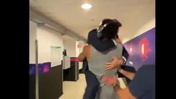 VIDEO/ Italia, Pozzecco salta in braccio a Giannis dopo Italia Serbia