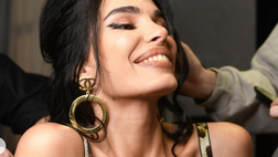 Jovana al trucco, il risultato è super! Il décolleté di Lady Djordjevic lascia il segno