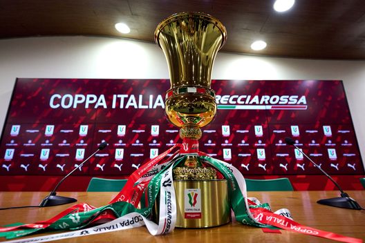ROMA, ITALY - MAY 23: Coppa Italia Trophy during the press conference to present the Coppa Italia Final Match between ACF Fiorentina and FC Internazionale at Stadio Olimpico on May 23, 2023 in Rome, Italy. (Photo by Mattia Ozbot - Inter/Inter via Getty Images) Amoroso: “Coppa Italia del 2001 indimenticabile. I viola faranno la partita”- immagine 2