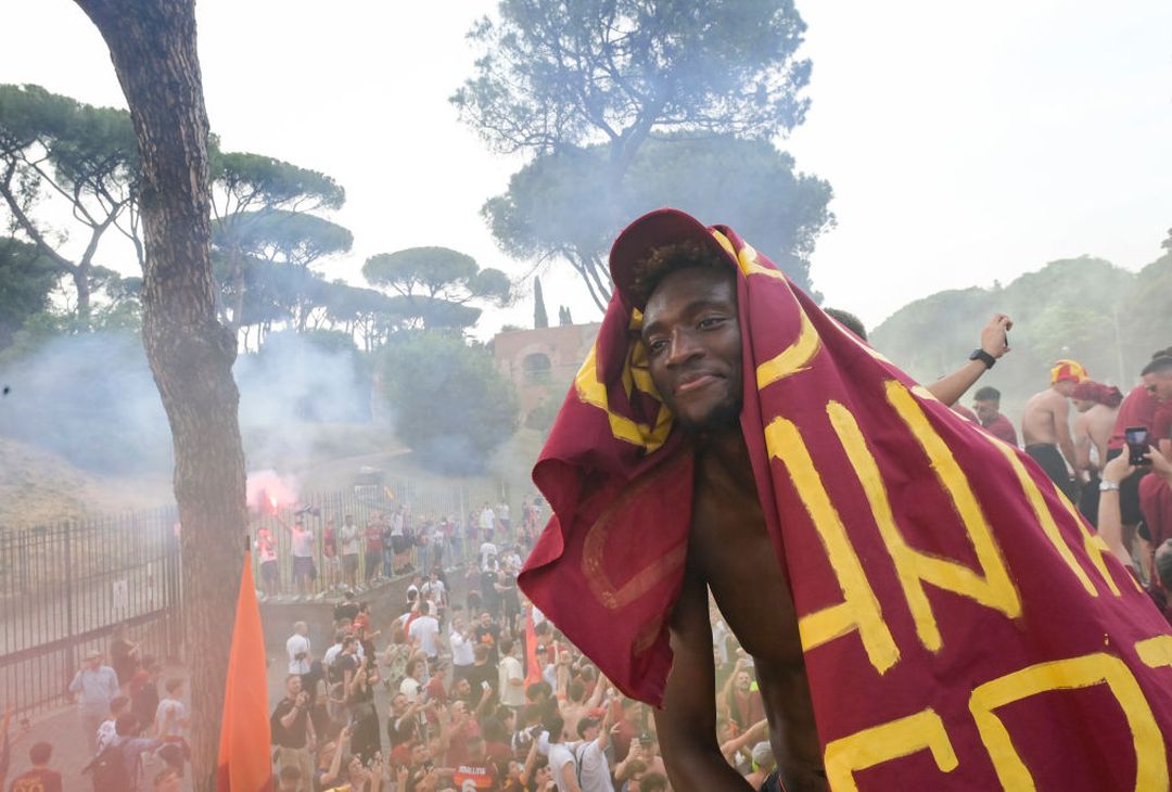 Roma, il popolo giallorosso in festa visto dal pullman della squadra – FOTO GALLERY - immagine 79