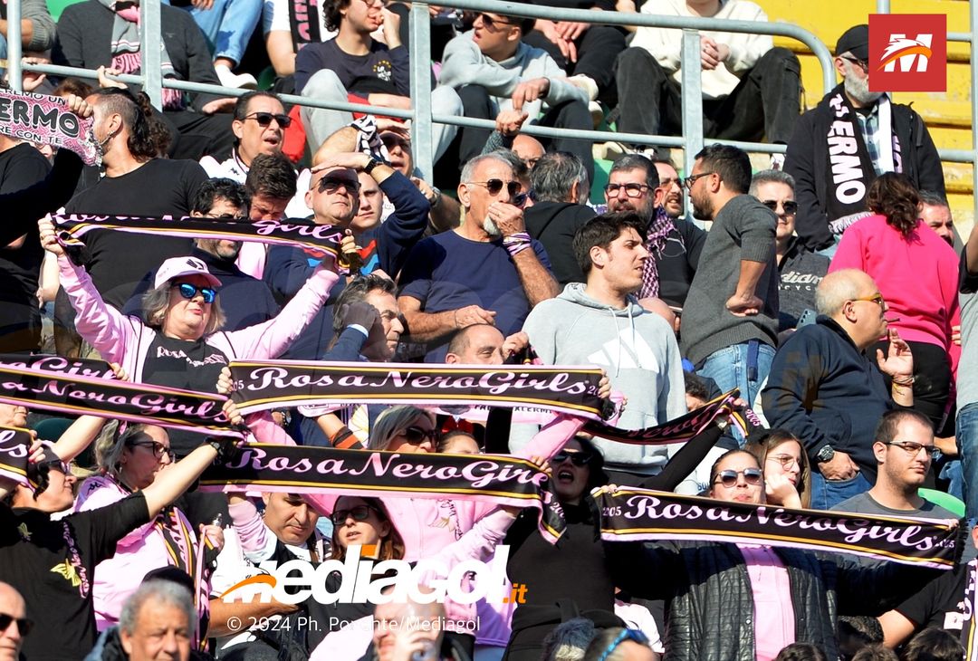 FOTOTIFO Palermo-Como 3-0, gli scatti ai tifosi al “Renzo Barbera” (GALLERY) - immagine 136