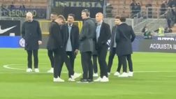 I calciatori del Napoli testano il terreno di gioco di San Siro