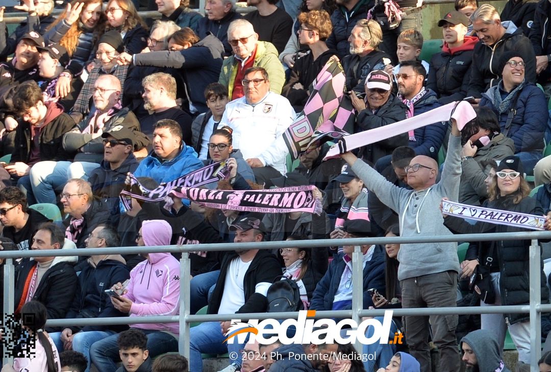 FOTOTIFO Palermo-Como 3-0, gli scatti ai tifosi al “Renzo Barbera” (GALLERY) - immagine 87