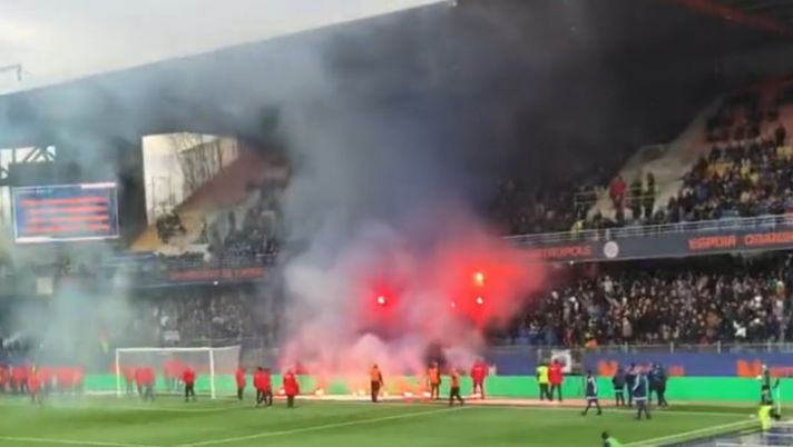 Ligue 1, Montpellier-Nantes sospesa al 17esimo: fumogeni in campo dalla tifoseria di casa Ligue 1, Montpellier-Nantes sospesa al 17esimo: fumogeni in campo dalla tifoseria di casa - immagine 1
