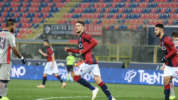 BOLOGNA, ITALY - DECEMBER 04: Diego Falcinelli of Bologna FC celebratetes after scoring his team's second goal during the Coppa Italia match between Bologna FC and Crotone FC at Stadio Renato Dall'Ara on December 4, 2018 in Bologna, Italy. (Photo by Mario Carlini / Iguana Press/Getty Images) BOLOGNA, ITALY - DECEMBER 04: Diego Falcinelli of Bologna FC celebratetes after scoring his team's second goal during the Coppa Italia match between Bologna FC and Crotone FC at Stadio Renato Dall'Ara on December 4, 2018 in Bologna, Italy. (Photo by Mario Carlini / Iguana Press/Getty Images)
