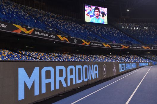 NAPLES, ITALY - NOVEMBER 26: Detailed view of the big screen showing a picture in memory of the deceased Diego Maradona prior to the UEFA Europa League Group F stage match between SSC Napoli and HNK Rijeka at Stadio San Paolo on November 26, 2020 in Naples, Italy. Sporting stadiums around Italy remain under strict restrictions due to the Coronavirus Pandemic as Government social distancing laws prohibit fans inside venues resulting in games being played behind closed doors. (Photo by Francesco Pecoraro/Getty Images) NAPLES, ITALY - NOVEMBER 26: Detailed view of the big screen showing a picture in memory of the deceased Diego Maradona prior to the UEFA Europa League Group F stage match between SSC Napoli and HNK Rijeka at Stadio San Paolo on November 26, 2020 in Naples, Italy. Sporting stadiums around Italy remain under strict restrictions due to the Coronavirus Pandemic as Government social distancing laws prohibit fans inside venues resulting in games being played behind closed doors. (Photo by Francesco Pecoraro/Getty Images)