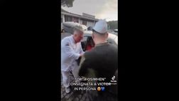 La torta Osimhen arriva al bomber del Napoli: la sua reazione | VIDEO