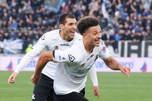 LA SPEZIA, ITALY - JANUARY 04: Ethan Ampadu of Spezia Calcio celebrates after scoring their third goal that will be later cancelled by the VAR during the Serie A match between Spezia Calcio and Atalanta BC at Stadio Alberto Picco on January 04, 2023 in La Spezia, Italy. (Photo by Claudia Greco/Getty Images) Spezia, Semplici: “Voglio fare un dispettuccio ai viola. Out in otto”- immagine 2
