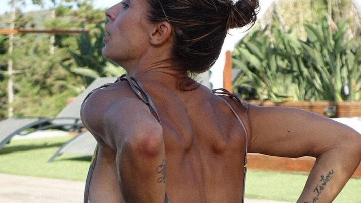 Elisabetta Canalis, foto bollente: l’ex di Vieri alza la temperatura con il suo lato B - immagine 1