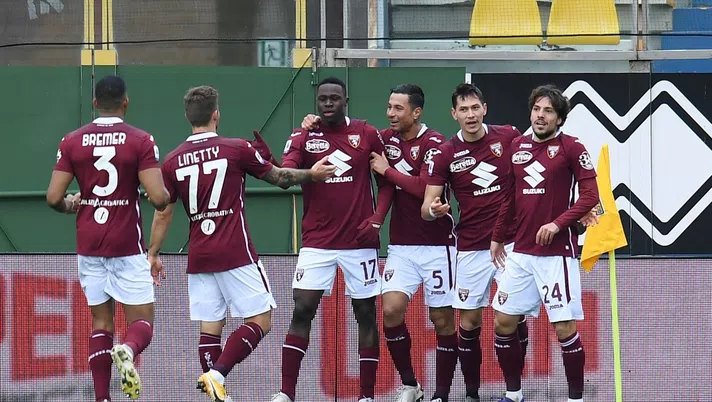 PARMA, ITALY - JANUARY 03: Wilfried Singo of Torino celebrates with Armando Izzo, Simone Verdi and team mates after scoring their sides first goal during the Serie A match between Parma Calcio and Torino FC at Stadio Ennio Tardini on January 03, 2021 in Parma, Italy. Sporting stadiums around Italy remain under strict restrictions due to the Coronavirus Pandemic as Government social distancing laws prohibit fans inside venues resulting in games being played behind closed doors. (Photo by Alessandro Sabattini/Getty Images)