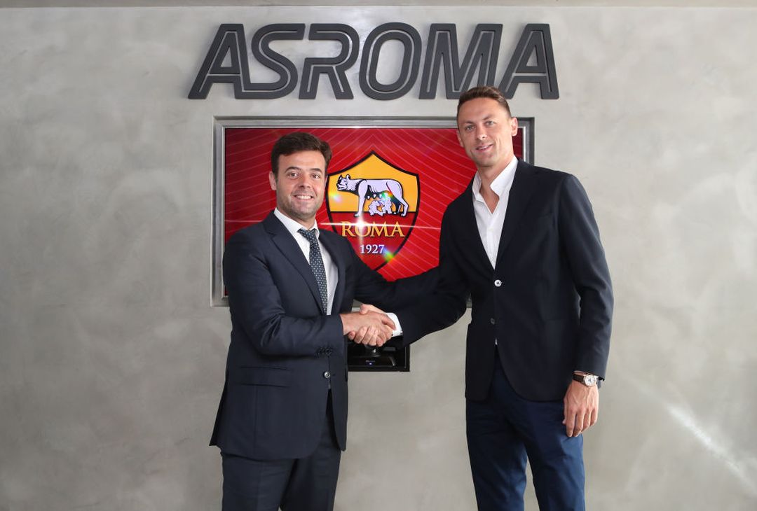 Le immagini di Matic alla firma del contratto con la Roma – FOTO GALLERY - immagine 6