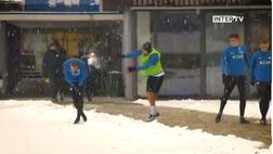 Appiano, allenamento al gelo. E parte il bombardamento con le palle di neve