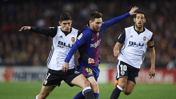VALENCIA, SPAIN - NOVEMBER 26:  Goncalo Guedes of Valencia competes for the ball with Lionel Messi (R) of Barcelona during the La Liga match between Valencia and Barcelona at Estadio Mestalla on November 26, 2017 in Valencia, Spain.  (Photo by Fotopress/Getty Images) 