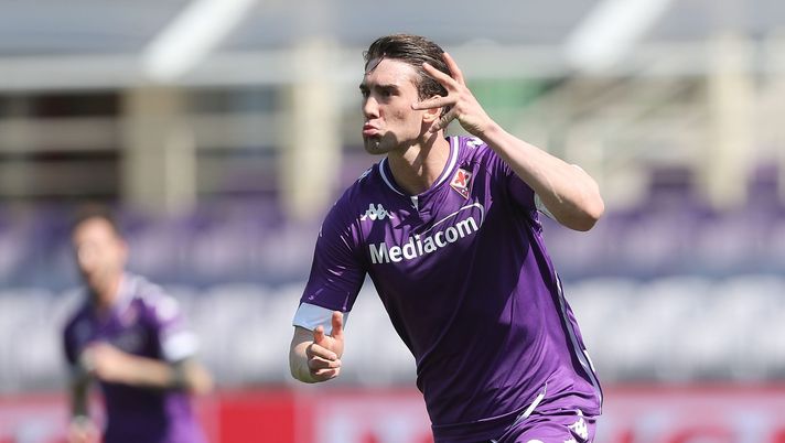 FLORENCE, ITALY - APRIL 25: Dusan Vlahovic of ACF Fiorentina celebrates after scoring a goal during the Serie A match between ACF Fiorentina and Juventus at Stadio Artemio Franchi on April 25, 2021 in Florence, Italy. Sporting stadiums around Italy remain under strict restrictions due to the Coronavirus Pandemic as Government social distancing laws prohibit fans inside venues resulting in games being played behind closed doors. (Photo by Gabriele Maltinti/Getty Images) FLORENCE, ITALY - APRIL 25: Dusan Vlahovic of ACF Fiorentina celebrates after scoring a goal during the Serie A match between ACF Fiorentina and Juventus at Stadio Artemio Franchi on April 25, 2021 in Florence, Italy. Sporting stadiums around Italy remain under strict restrictions due to the Coronavirus Pandemic as Government social distancing laws prohibit fans inside venues resulting in games being played behind closed doors. (Photo by Gabriele Maltinti/Getty Images)