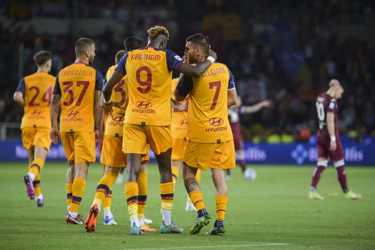 TURIN, ITALY - MAY 20: Tammy Abraham of AS Roma celebrates after scored his second goal during the Serie A match between Torino FC and AS Roma at Stadio Olimpico di Torino on May 20, 2022 in Turin, Italy. (Photo by Fabio Rossi/AS Roma via Getty Images) Torino-Roma 0-3: i granata chiudono in tono minore una buona stagione- immagine 2