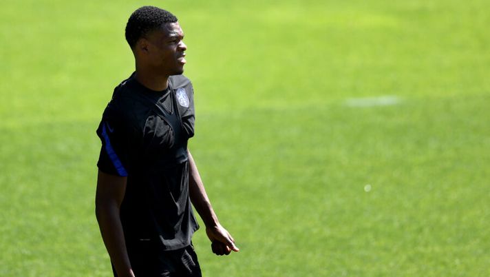 ZEIST, NETHERLANDS - JUNE 16: Denzel Dumfries of Netherlands looks on during the Netherlands Training Session ahead of the UEFA Euro 2020 Group C match between Netherlands and Austria at KNVB Campus on June 16, 2021 in Zeist, Netherlands. (Photo by Dean Mouhtaropoulos/Getty Images) Dumfries all’Inter: l’anticipazione del suo ruolo (anche Mantra) al fanta! Per l’asta…- immagine 1