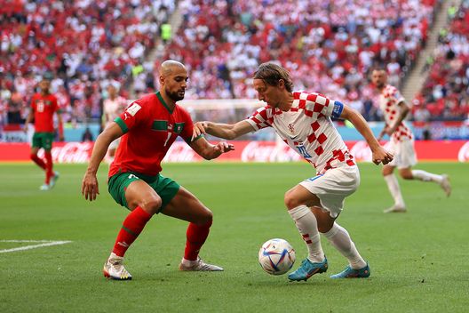 AL KHOR, QATAR - NOVEMBER 23: Luka Modric of Croatia and Sofyan Amrabat of Morocco battle for the ball during the FIFA World Cup Qatar 2022 Group F match between Morocco and Croatia at Al Bayt Stadium on November 23, 2022 in Al Khor, Qatar. (Photo by Michael Steele/Getty Images) Amrabat continua ad incantare: dopo Modric dominato anche De Bruyne- immagine 2
