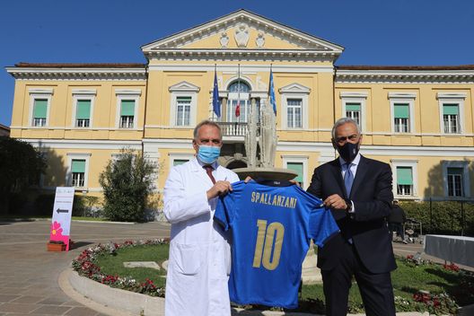 ROME, ITALY - MARCH 02: (L-R) FIGC President Gabriele Gravina and Francesco Vaia pose with the Italian National jersey during the delivery of 600 balls to Spallanzani Hospital on March 2, 2021 in Rome, Italy. (Photo by Paolo Bruno/Getty Images) Calcio, il Governo apre le porte all’apprendistato calcistico- immagine 2