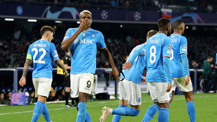 NAPLES, ITALY - FEBRUARY 21: Victor Osimhen of SSC Napoli celebrates scoring his team's first goal during the UEFA Champions League 2023/24 round of 16 first leg match between SSC Napoli and FC Barcelona at Stadio Diego Armando Maradona on February 21, 2024 in Naples, Italy. (Photo by Francesco Pecoraro/Getty Images) napoli barcellona