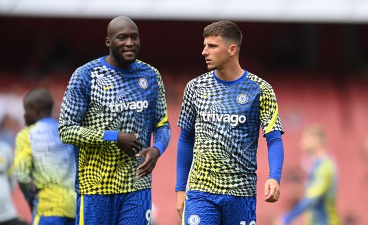 LONDON, ENGLAND - AUGUST 22: Mason Mount (R) and Romelu Lukaku of Chelsea warm up prior to the Premier League match between Arsenal and Chelsea at Emirates Stadium on August 22, 2021 in London, England. (Photo by Michael Regan/Getty Images) LONDON, ENGLAND - AUGUST 22: Mason Mount (R) and Romelu Lukaku of Chelsea warm up prior to the Premier League match between Arsenal and Chelsea at Emirates Stadium on August 22, 2021 in London, England. (Photo by Michael Regan/Getty Images)