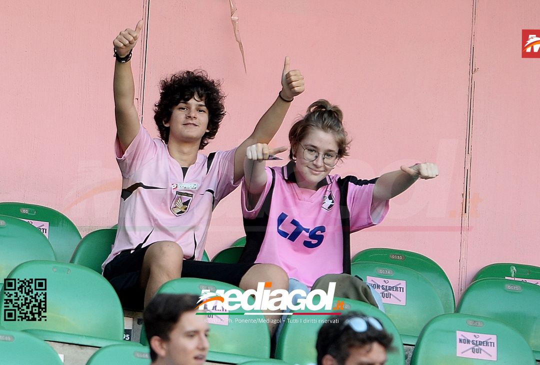 Fototifo, facce da Serie B. I tifosi allo stadio per Palermo-Padova 1-0 - immagine 11