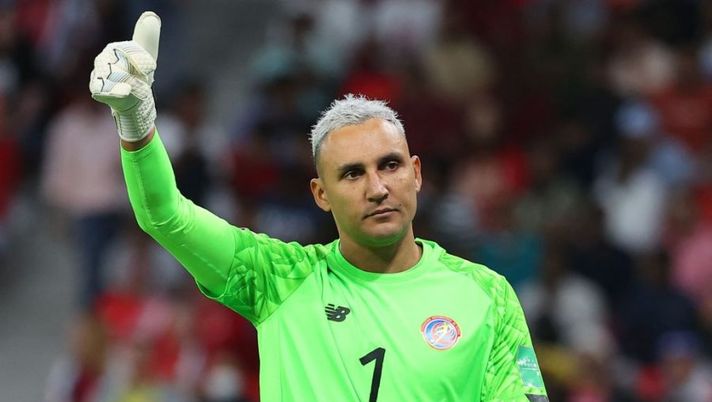 Costa Rica's goalkeeper Keylor Navas greets supporters during the FIFA World Cup 2022 inter-confederation play-offs match between Costa Rica and New Zealand on June 14, 2022, at the Ahmed bin Ali Stadium in the Qatari city of Ar-Rayyan. (Photo by KARIM JAAFAR / AFP) (Photo by KARIM JAAFAR/AFP via Getty Images) Napoli, Spalletti aspetta un altro portiere: gli scenari per Keylor Navas e Kepa - immagine 1