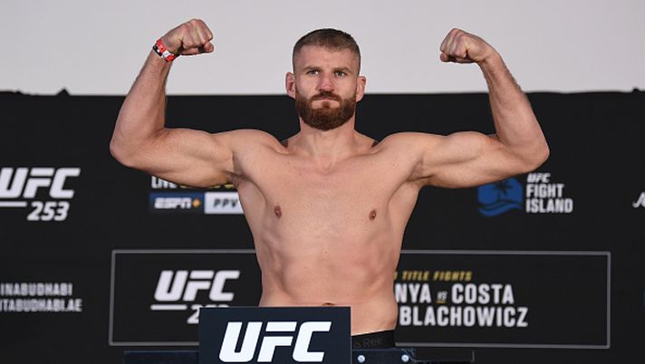 ABU DHABI, UNITED ARAB EMIRATES - SEPTEMBER 25: In this handout image provided by UFC,Jan Blachowicz of Poland poses on the scale during the UFC 253 weigh-in on September 25, 2020 at Flash Forum on UFC Fight Island, Abu Dhabi, United Arab Emirates. (Photo by Josh Hedges/Zuffa LLC via Getty Images) Jan Blachowicz durissimo contro Zouma: “Fai così al tuo gatto…prova a farlo con me…!” - immagine 1