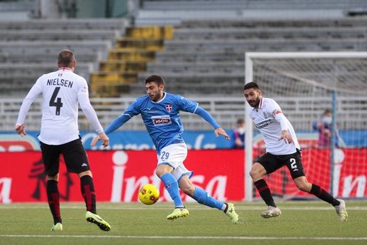 Il derby delle Risaie di Novara: una fase della vittoria della Pro Vercelli nella foto di Ivan Benedetto Il derby delle Risaie di Novara: una fase della vittoria della Pro Vercelli nella foto di Ivan Benedetto