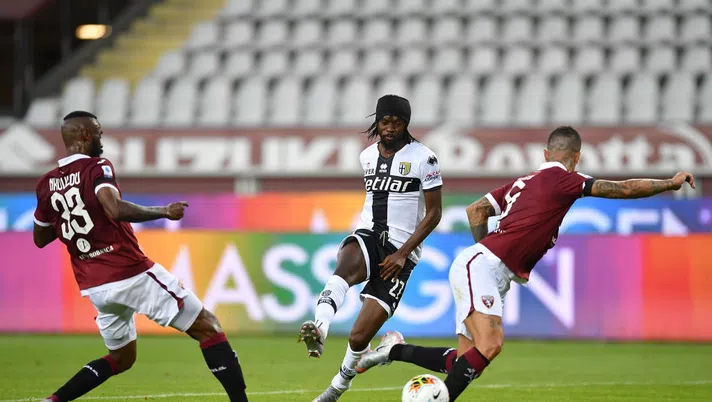 TURIN, ITALY - JUNE 20:  Gervinho (C) of Parma Calcio kicks the ball during the Serie A match between Torino FC and  Parma Calcio at Stadio Olimpico di Torino on February 23, 2020 in Turin, Italy.  (Photo by Valerio Pennicino/Getty Images)