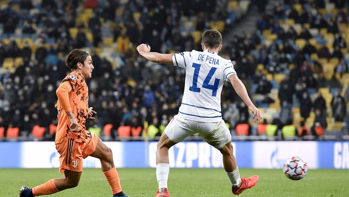 KYIV, UKRAINE - OCTOBER 20: Paulo Dybala of Juventus competes for the ball with Carlos De Pena of Dynamo Kyiv  during the UEFA Champions League Group G stage match between Dynamo Kyiv and Juventus at NSC Olimpiyskiy Stadium on October 20, 2020 in Kyiv, Ukraine. (Photo by Daniele Badolato - Juventus FC/Juventus FC via Getty Images) 