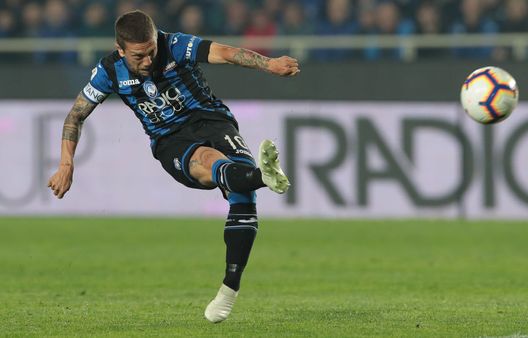BERGAMO, ITALY - APRIL 25: Alejandro Gomez of Atalanta BC kicks the ball during the TIM Cup match between Atalanta BC and ACF Fiorentina at Stadio Atleti Azzurri d'Italia on April 25, 2019 in Bergamo, Italy. (Photo by Emilio Andreoli/Getty Images) BERGAMO, ITALY - APRIL 25: Alejandro Gomez of Atalanta BC kicks the ball during the TIM Cup match between Atalanta BC and ACF Fiorentina at Stadio Atleti Azzurri d'Italia on April 25, 2019 in Bergamo, Italy. (Photo by Emilio Andreoli/Getty Images)