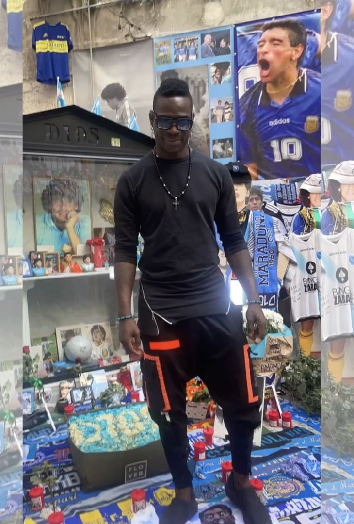 FOTO Balotelli è a Napoli: visita a sorpresa al murale di Maradona - immagine 6