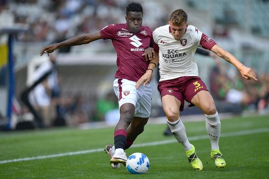 TURIN, ITALY - SEPTEMBER 12: Wilfried Singo (L) of Torino FC competes with Matteo Ruggeri of US Salernitana during the Serie A match between Torino FC and US Salernitana at Stadio Olimpico di Torino on September 12, 2021 in Turin, Italy. (Photo by Valerio Pennicino/Getty Images) TURIN, ITALY - SEPTEMBER 12: Wilfried Singo (L) of Torino FC competes with Matteo Ruggeri of US Salernitana during the Serie A match between Torino FC and US Salernitana at Stadio Olimpico di Torino on September 12, 2021 in Turin, Italy. (Photo by Valerio Pennicino/Getty Images)
