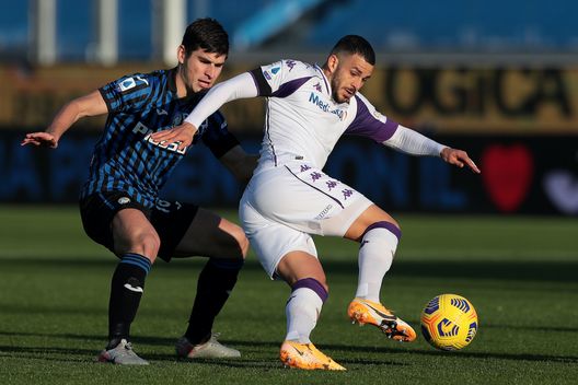 BERGAMO, ITALY - DECEMBER 13: Valentin Eysseric of ACF Fiorentina battles for possession with Ruslan Malinovskyi of Atalanta B.C. during the Serie A match between Atalanta BC and ACF Fiorentina at Gewiss Stadium on December 13, 2020 in Bergamo, Italy. Sporting stadiums around Italy remain under strict restrictions due to the Coronavirus Pandemic as Government social distancing laws prohibit fans inside venues resulting in games being played behind closed doors. (Photo by Emilio Andreoli/Getty Images) BERGAMO, ITALY - DECEMBER 13: Valentin Eysseric of ACF Fiorentina battles for possession with Ruslan Malinovskyi of Atalanta B.C. during the Serie A match between Atalanta BC and ACF Fiorentina at Gewiss Stadium on December 13, 2020 in Bergamo, Italy. Sporting stadiums around Italy remain under strict restrictions due to the Coronavirus Pandemic as Government social distancing laws prohibit fans inside venues resulting in games being played behind closed doors. (Photo by Emilio Andreoli/Getty Images)
